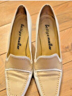 Vintage Bettye Muller Leather Loafers Heels 8.5 Cream White Square Toe Designer